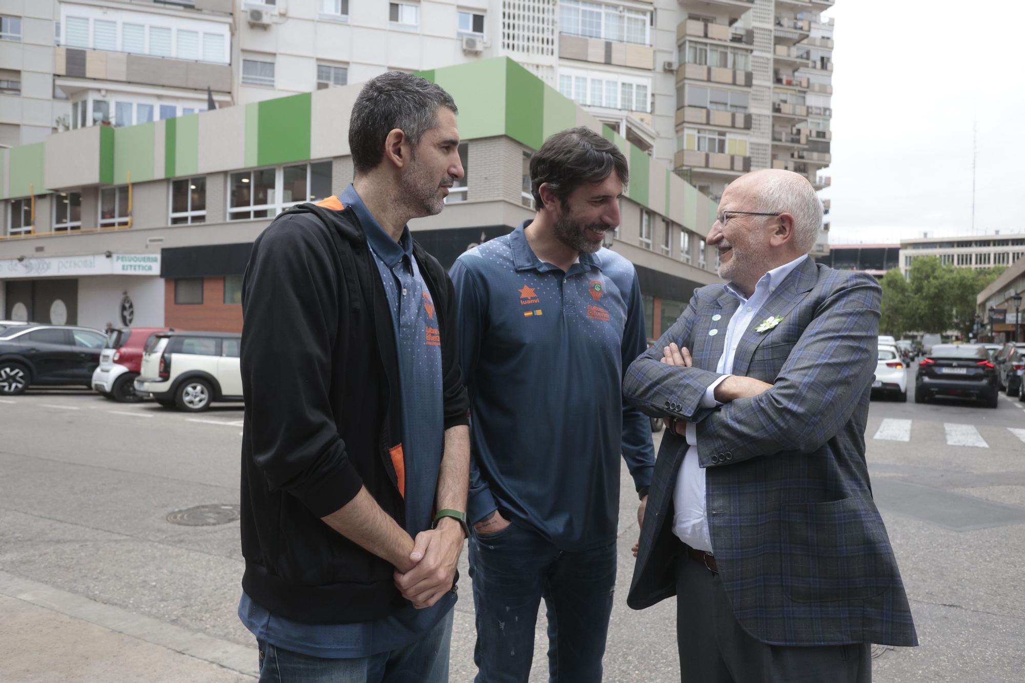 Mesa de cuestación contra el cáncer con Valencia Basket, Juan Roig y Hortensia Herrero