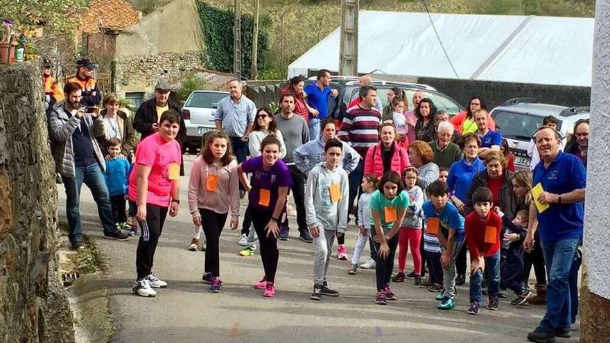 Cuarenta y cuatro atletas participan en el &quot;cross pa neños&quot; de Rozaes