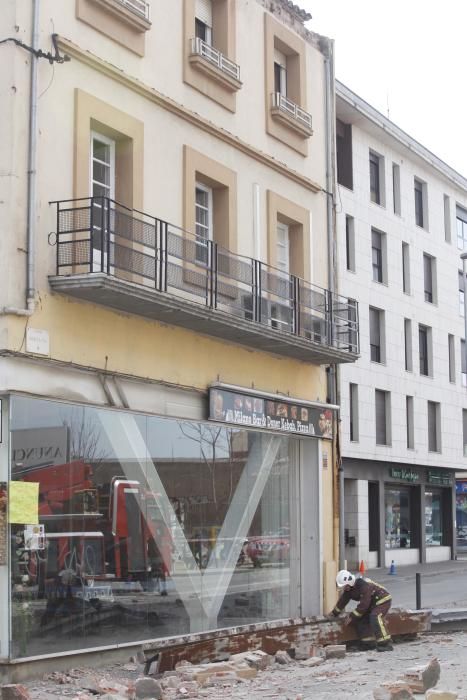 Cau la cornissa d''un edifici a Girona