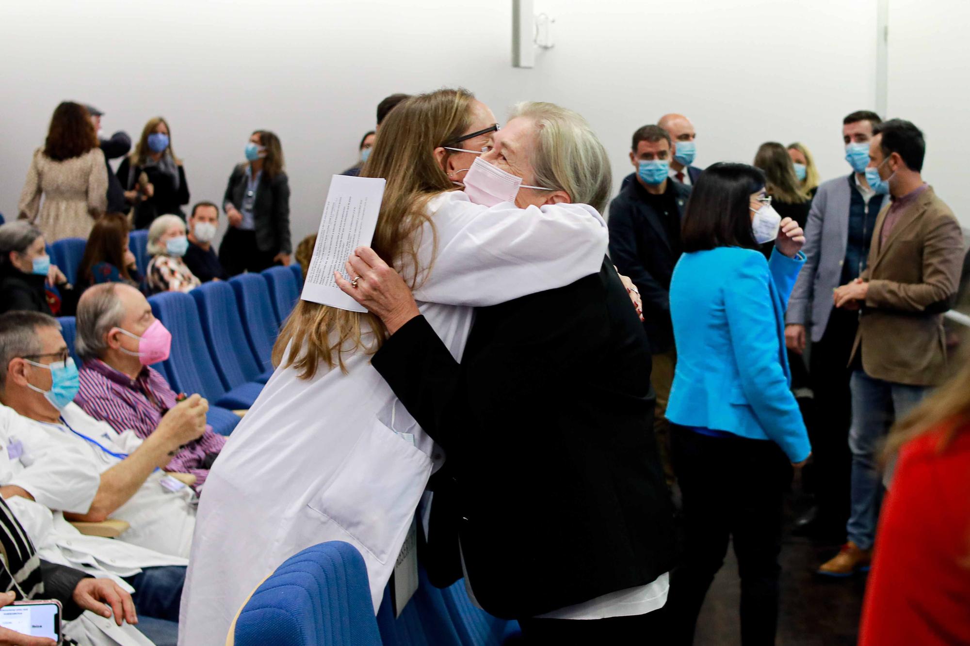 Maria Tresserra, emocionada al recibir la Cruz de la Orden Civil de Sanidad en Ibiza