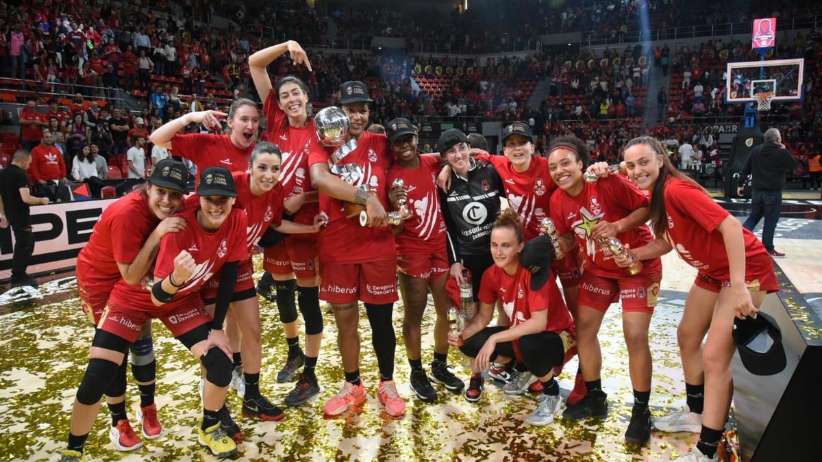 Las jugadoras, con el trofeo en la pista del Príncipe Felipe.