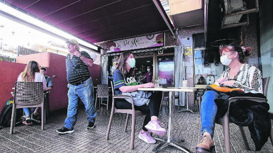 Clientes en la terraza del Deyfe en la Villa de La Orotava.