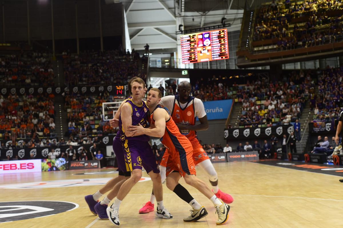 Paul Jorgensen e Ilimane Diop intercambiar marcajes con dos jugadores del Palencia.