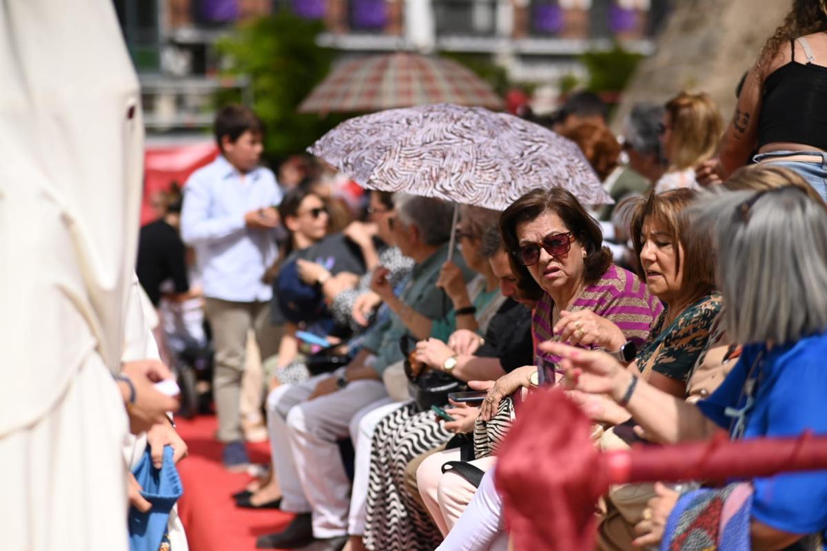 El público ha tratado de mitigar el intenso calor con paraguas, gorros y abanicos.