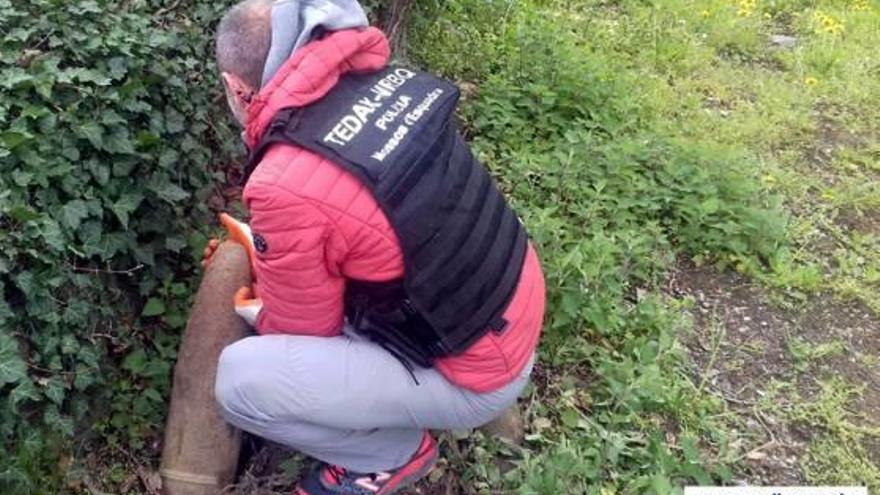 Moment en el qual un agent del TEDAX agafa l&#039;obús de 155 mm de la Guerra Civil.