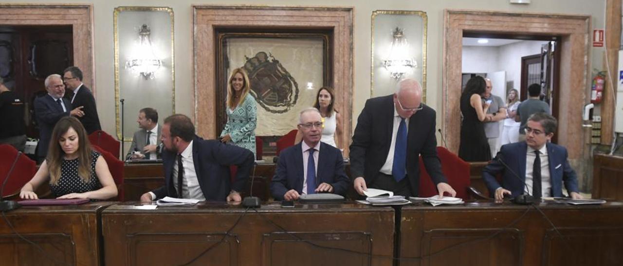 Varios miembros de la oposición, durante el Pleno Extraordinario de este lunes en el Ayuntamiento de Murcia