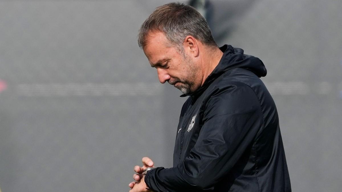 Hansi Flick durante un entrenamiento del FC Barcelona en la Ciudad Deportiva