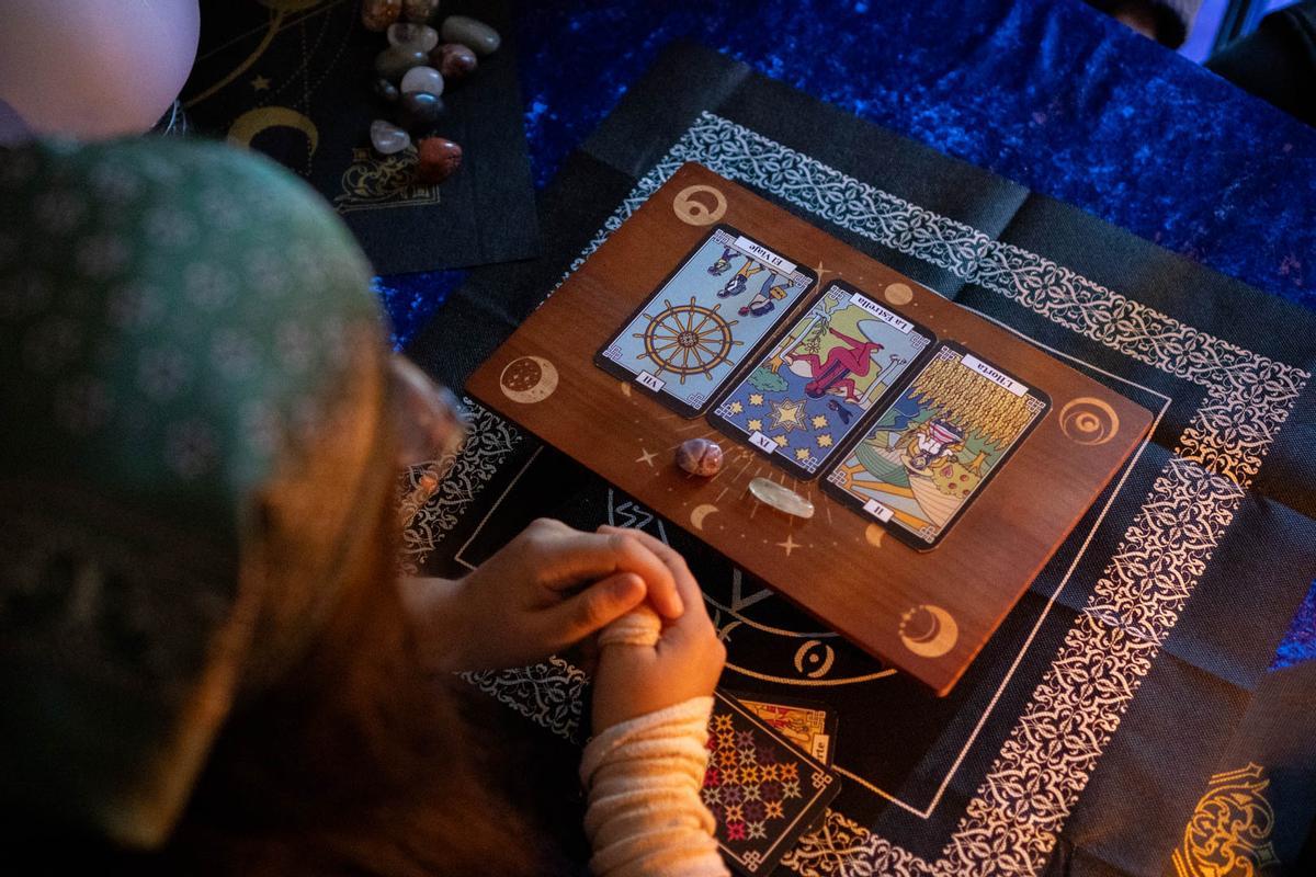 Tirada del Tarot de la Cooperación frente a jóvenes valencianos