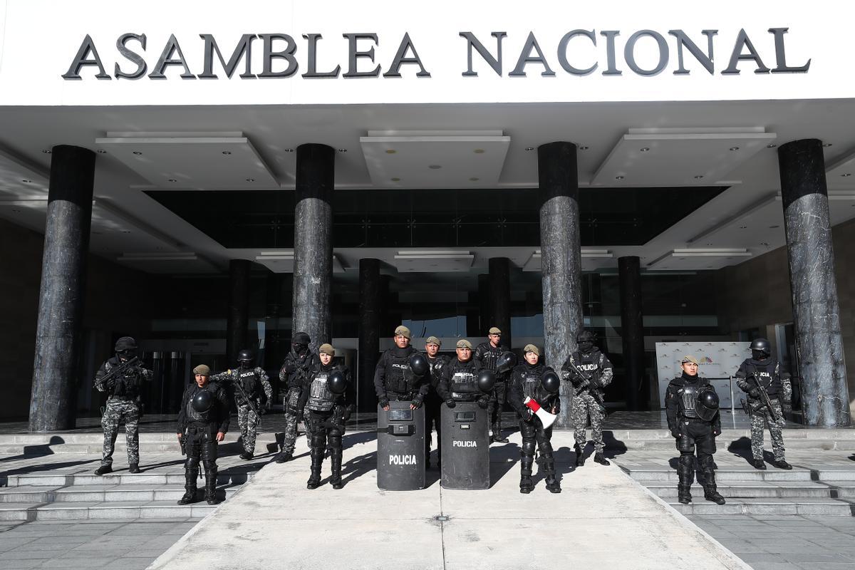 Policías ecuatorianos vigilan el exterior de la Asamblea Nacional del país, en Quito