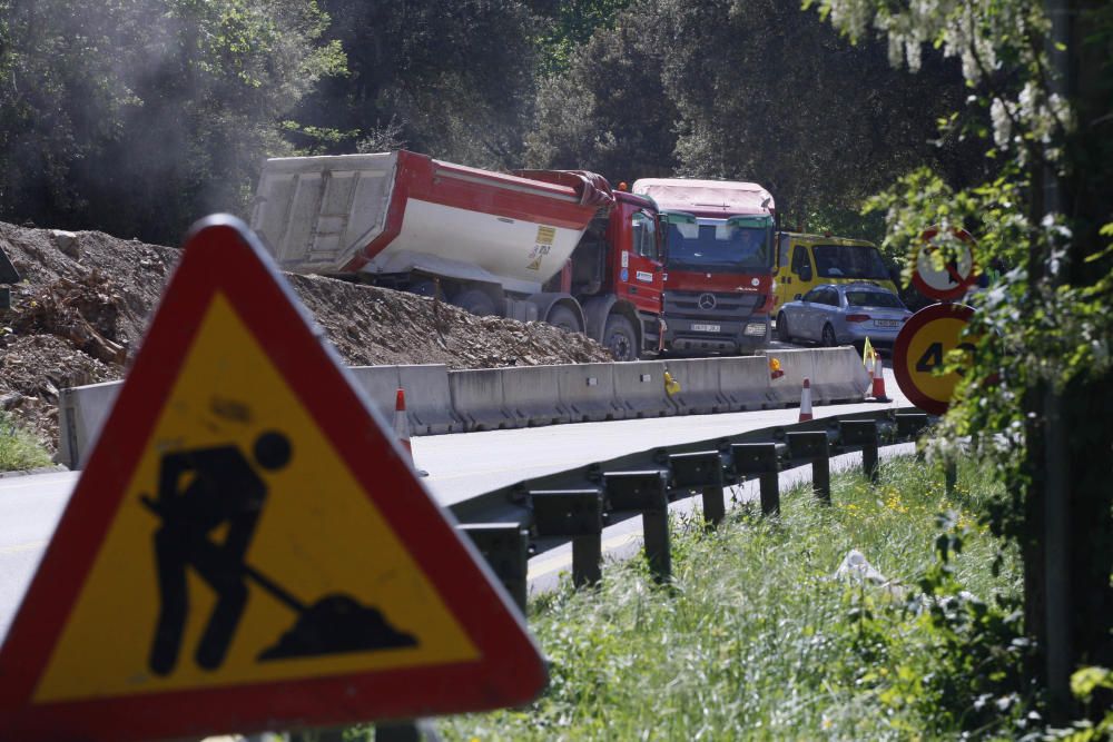 Cues a la «carretera de la Vergonya» per les obres