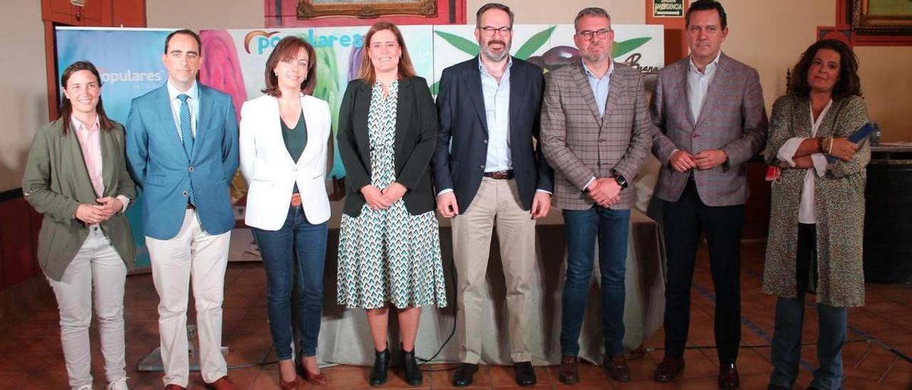 Javier Vacas (tercero por la derecha), nuevo presidente del PP de Baena, con dirigentes populares de Córdoba.