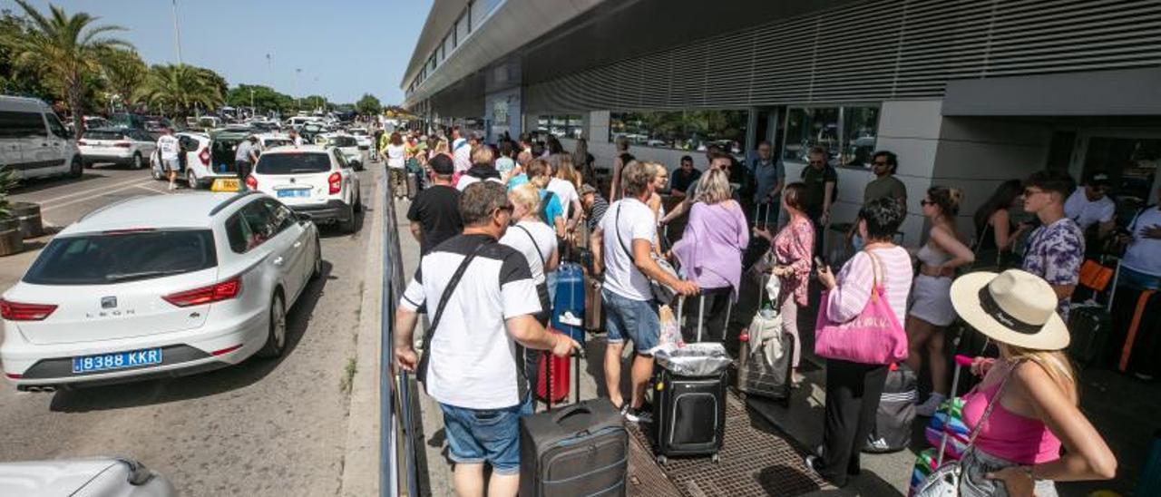 Cola de personas en la parada de taxis del aeropuerto de Eivissa. | VICENT MARÍ