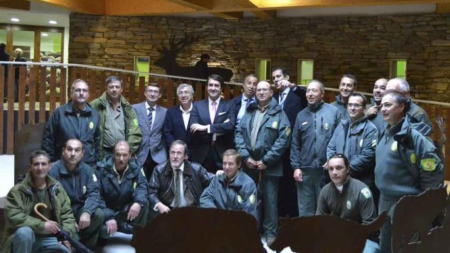 Agentes medioambientales de La Culebra y Sanabria con responsables de Medio Ambiente, en Robledo.