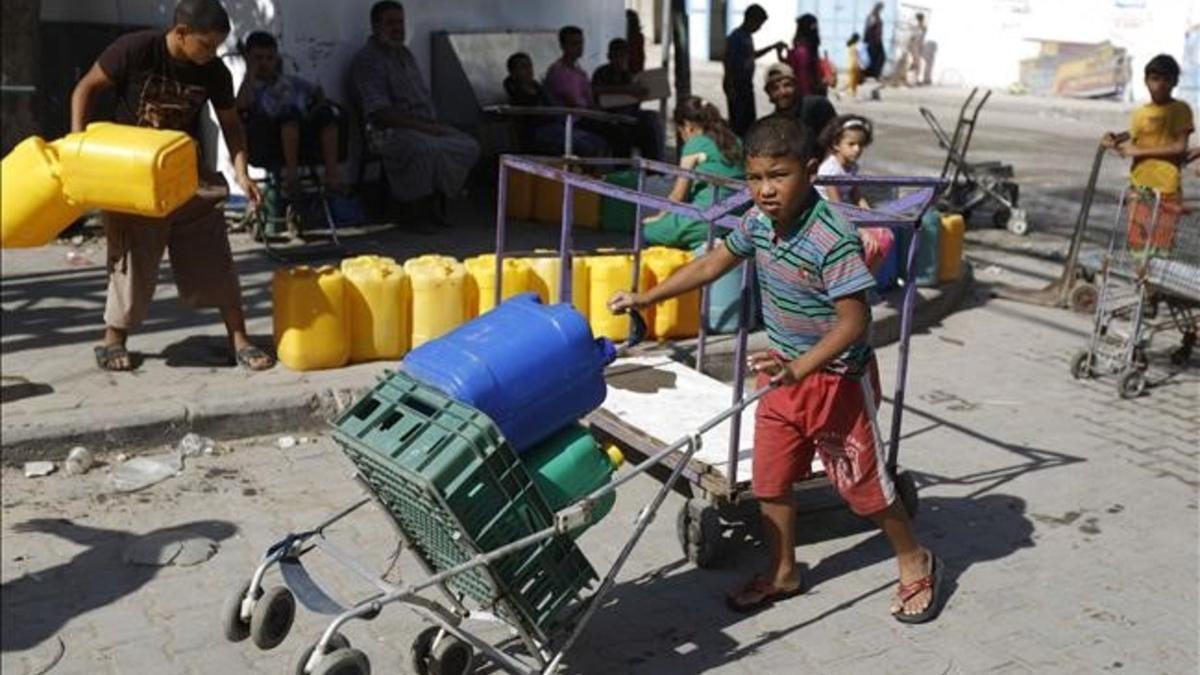 Palestinos cogen agua de un contenedor en Gaza en una imagen de archivo.
