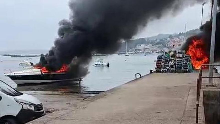 Un incendio en el puerto de Vilariño afecta a una lancha de recreo y a aparejos de pesca