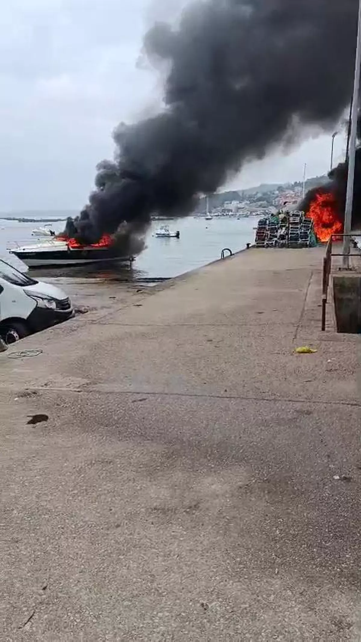 Un incendio en el puerto de Vilariño afecta a una lancha de recreo y a aparejos de pesca