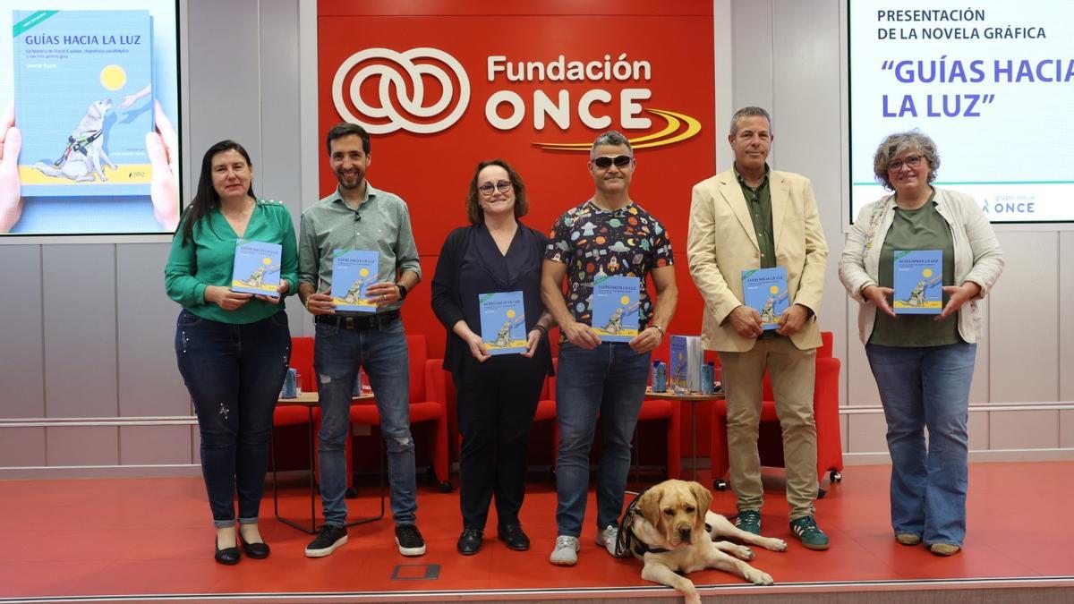 Presentación del libro 'Guías hacia la luz' sobre la historia de David Casinos y sus perros guía