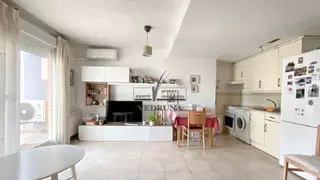 Se vende piso en el barrio de moda de Zaragoza con una enorme terraza por 140.000 euros