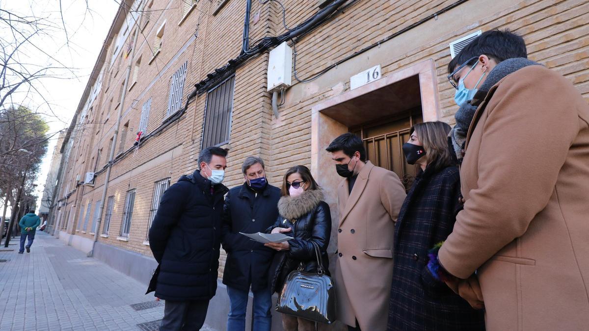 Visita del consejero de Vertebración del Territorio y Vivienda de la DGA, José Luis Soro, y el concejal de Urbanismo del Ayuntamiento de Zaragoza, Víctor Serrano, a las viviendas de Las Fuentes.