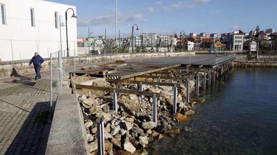 Zona del paseo marítimo de Bouzas que permanece vallada por el desplome de su estructura. // R. Grobas