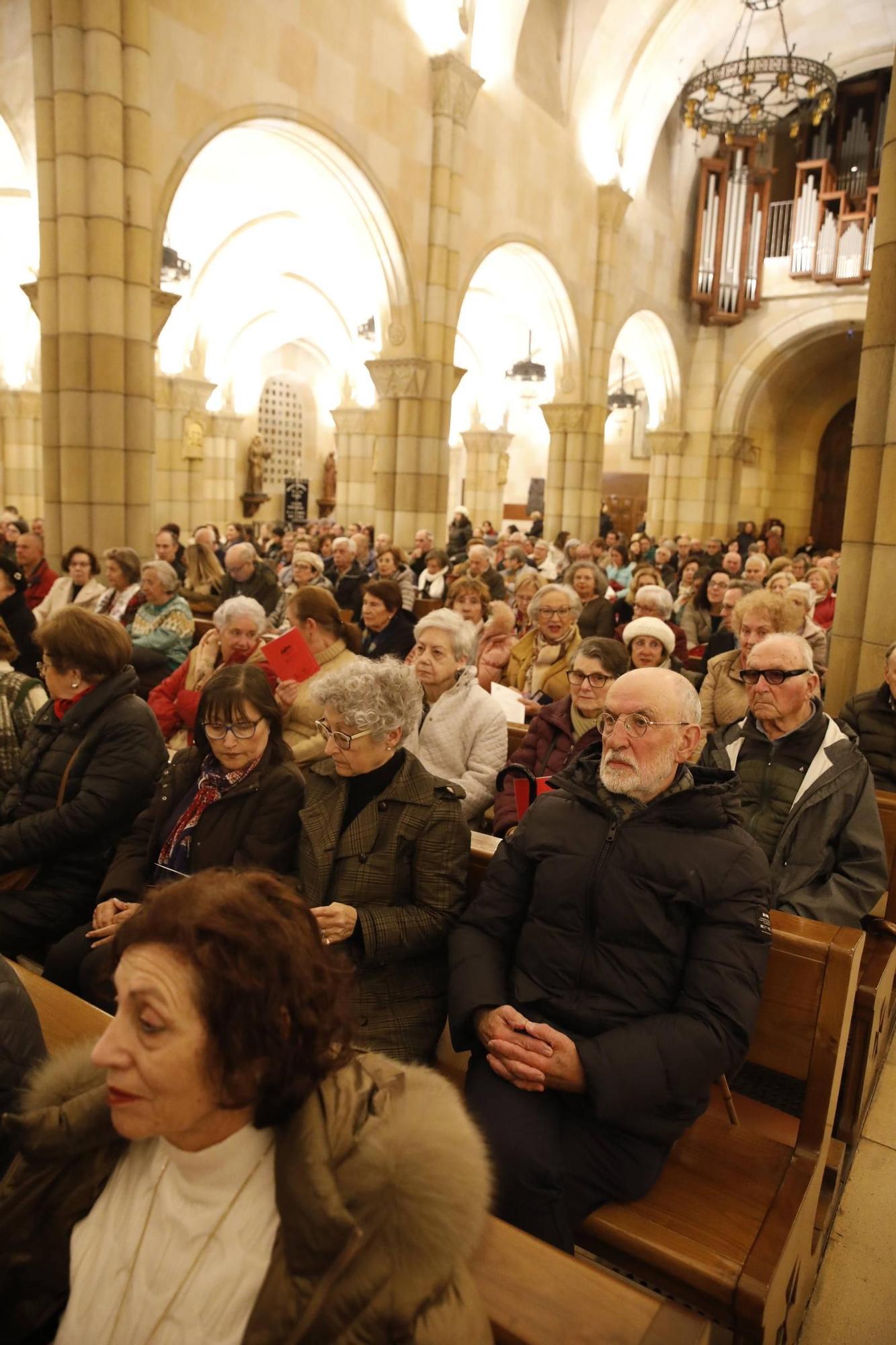 El concierto solidario y recogida de alimentos en la iglesia de San Pedro, en imágenes