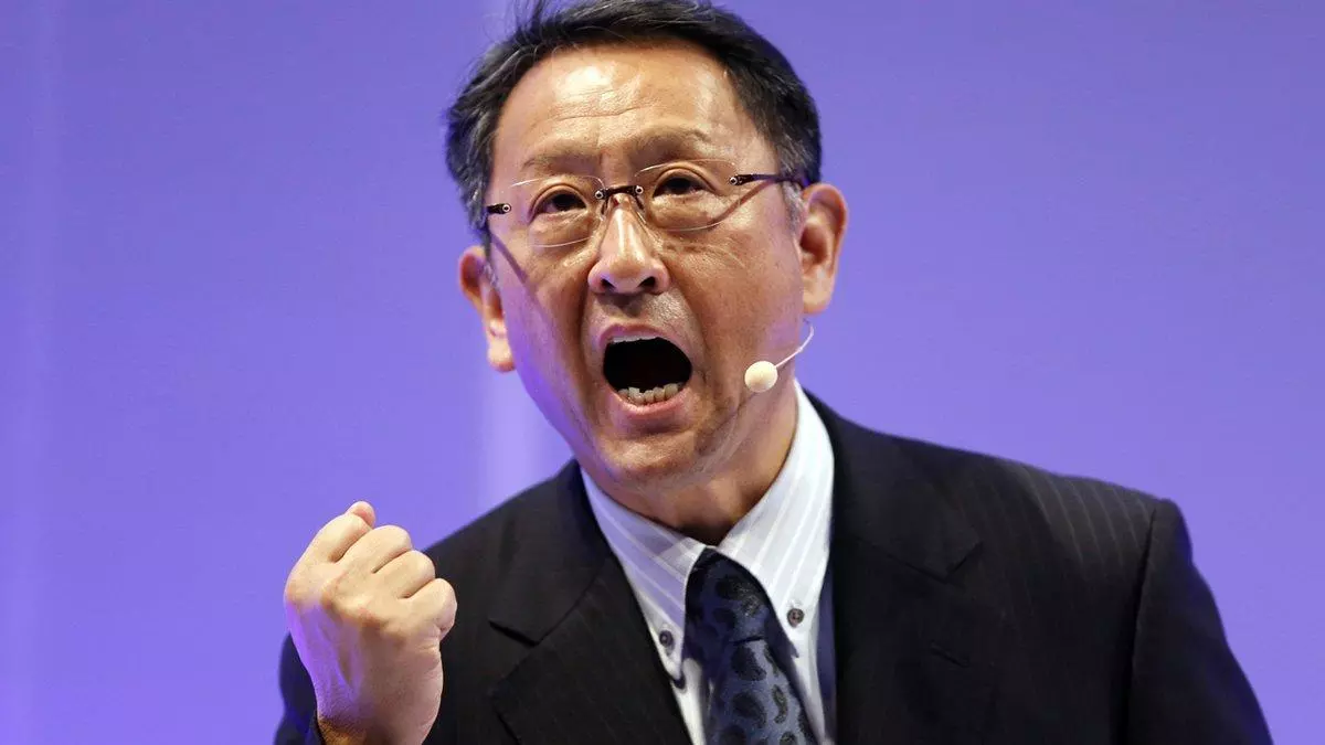 Qué contamina más, ¿un coche híbrido o uno eléctrico? El presidente de Toyota lo tiene claro