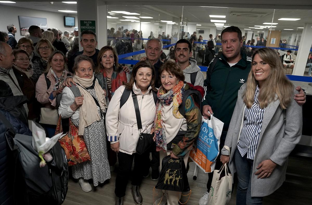 Parte del grupo de turistas de Montilla atrapados en Dubái durante una semana tras el estallido de la guerra de Irán, tras aterrizar en Torrejón de Ardoz tras el vuelo de repatriación que les ha devuelto a España. José Luis Roca