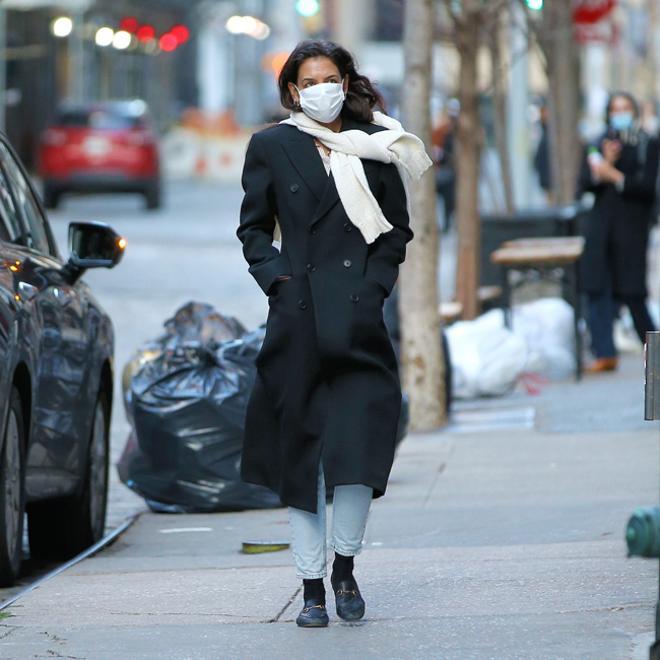 Katie Holmes, con abrigo negro con hombreras