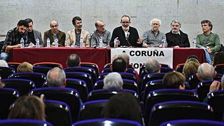 Juan Díaz Villoslada, cuarto por la izquierda, en el debate organizado ayer por Defensa do Común.