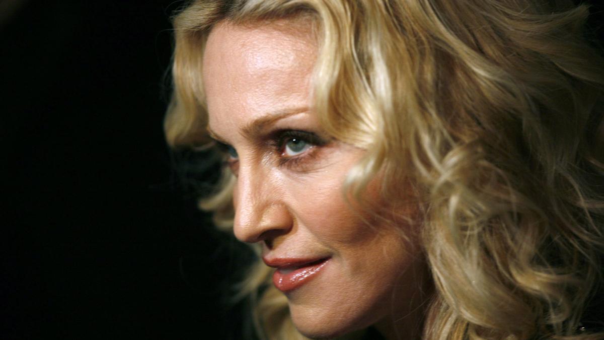 Archivo - FILED - 13 February 2008, Berlin: US pop star Madonna arrives to the premiere of her film "Filth and Wisdom". Madonna encouraged Prince Harry and his wife Meghan Markle to move to the United States. Photo: Jan Woitas/dpa