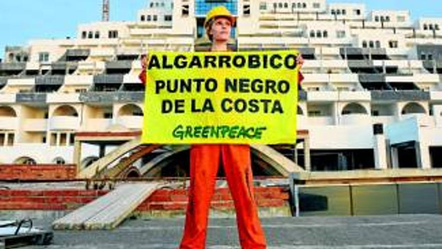 Greenpeace pinta de negro El Algarrobico