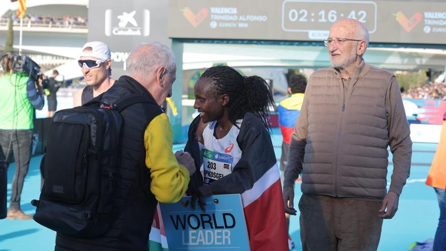 Vídeo: Así se ha proclamado Jepkesgei campeona femenina del Maratón Valencia 2025