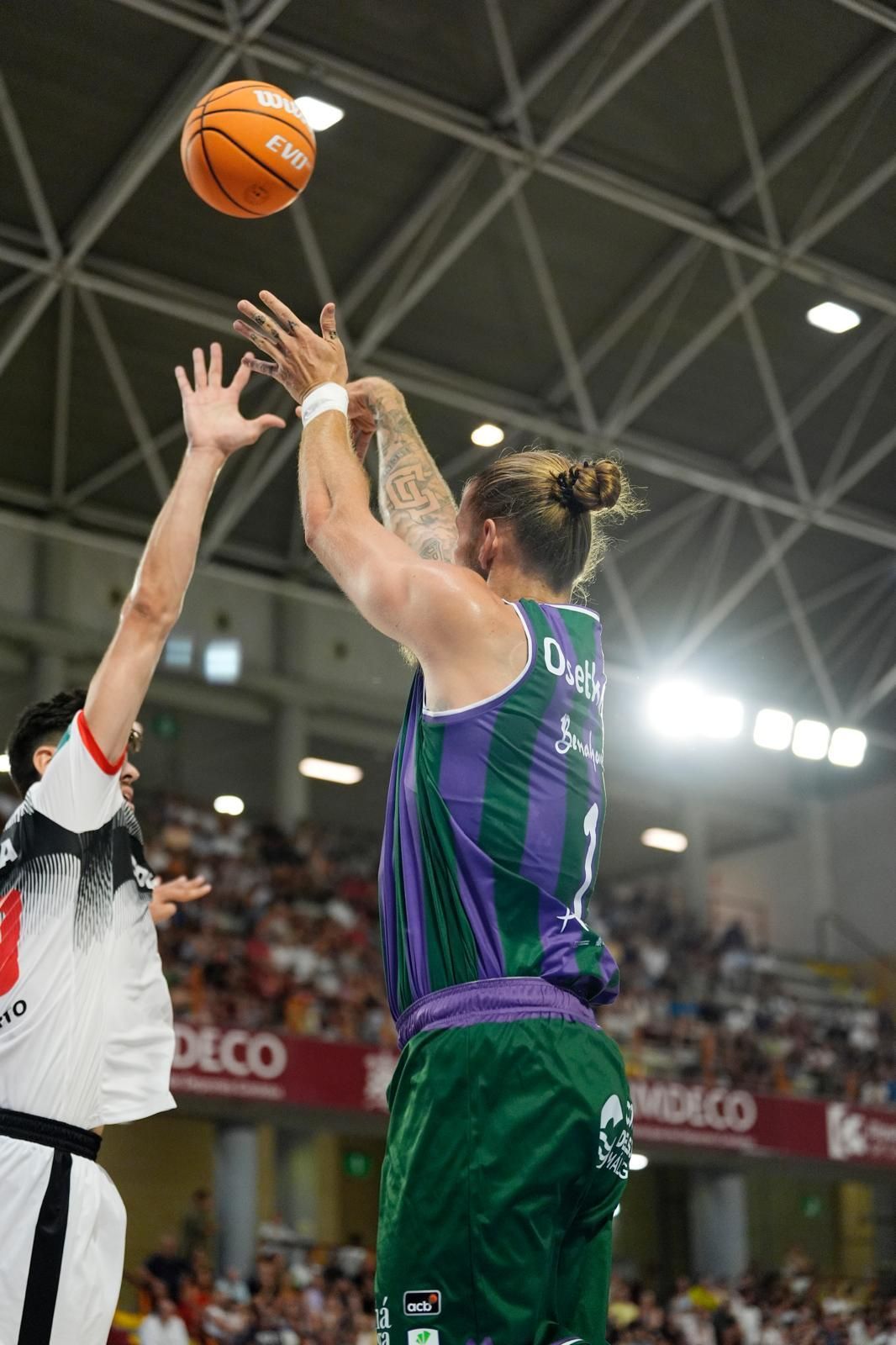 Momentos del partido amistoso entre el Unicaja y el Coviran Granada, que ha tenido lugar este sábado en Córdoba. El encuentro ha permitido disputar el título de la Copa Andalucía