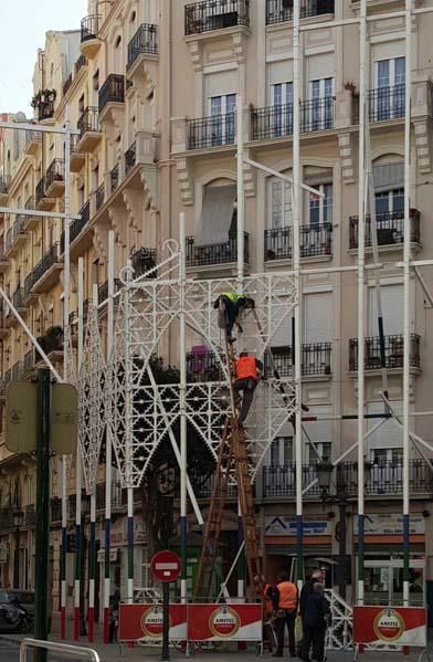 Polémica instalación de las luces de Fallas en la calle Sueca