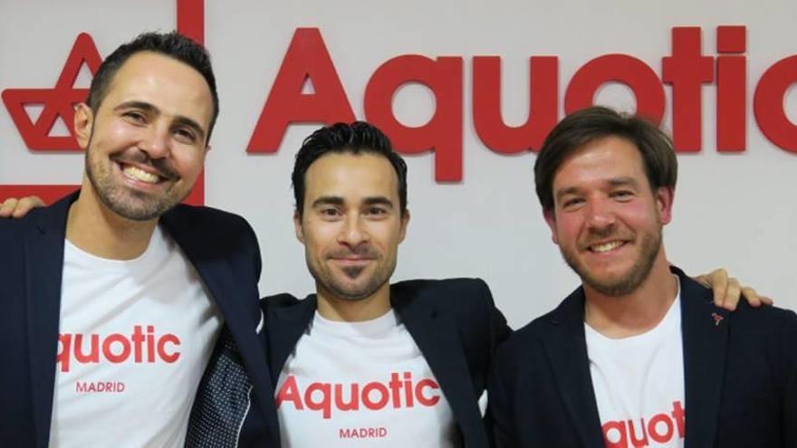 El caravaqueño Andrés Navarro (d), junto a sus compañeros de Aquotic, la agencia online de cruceros.