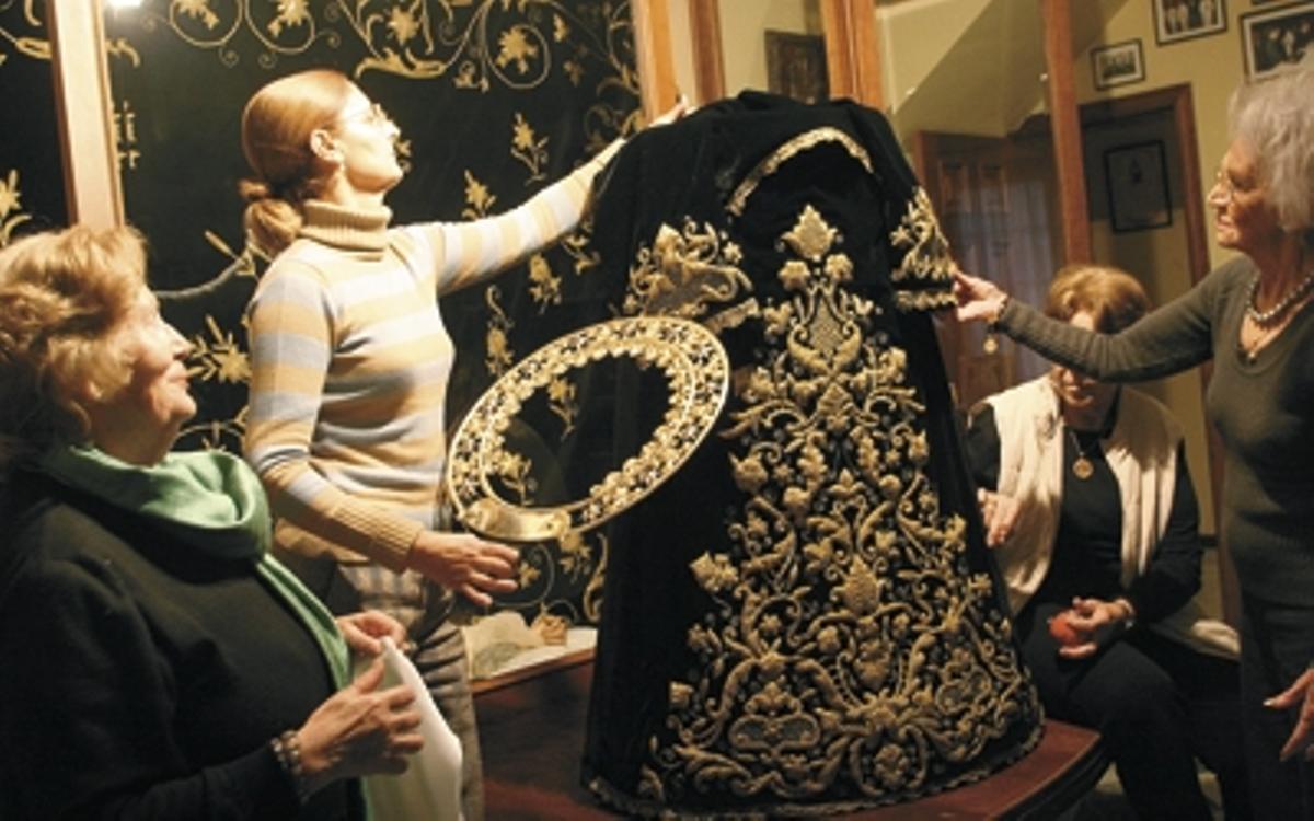 Antiguas camareras de la Virgen de la Soledad.