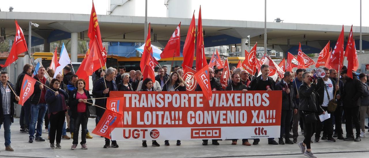 Manifestación de los trabajadores del transporte ayer en la intermodal de Ourense
