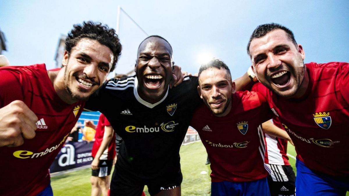 Los jugadores del CD Teruel celebran su clasificación para el partido definitivo.