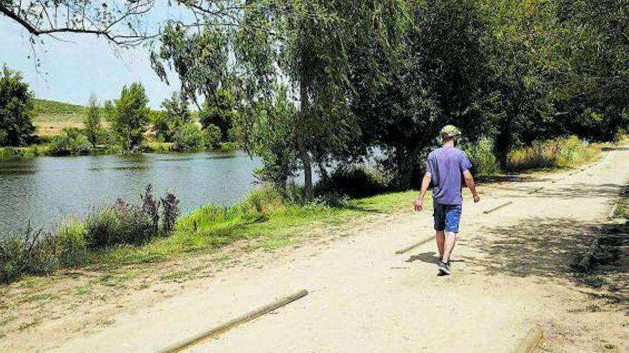 Carrascal pide una escuela de vela para “impulsar un barrio de ocio y deporte”