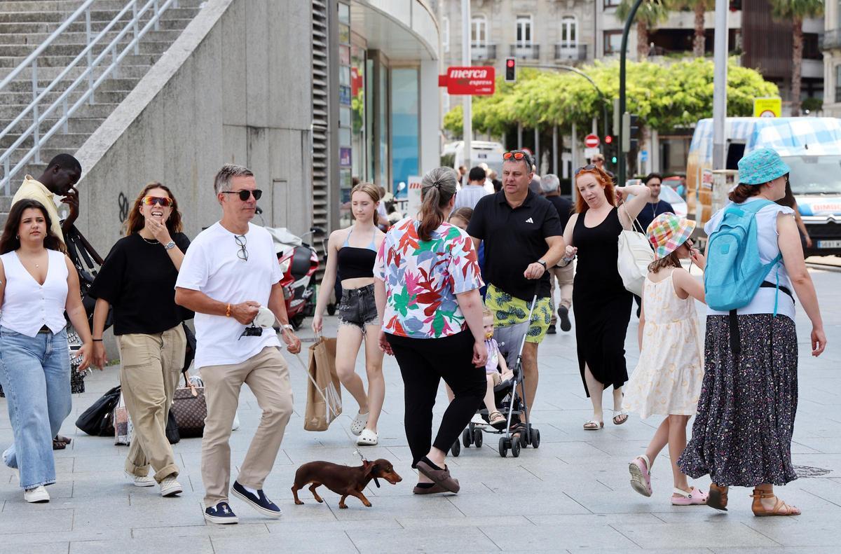 Cruceristas y turistas paseando por la ciudad de Vigo