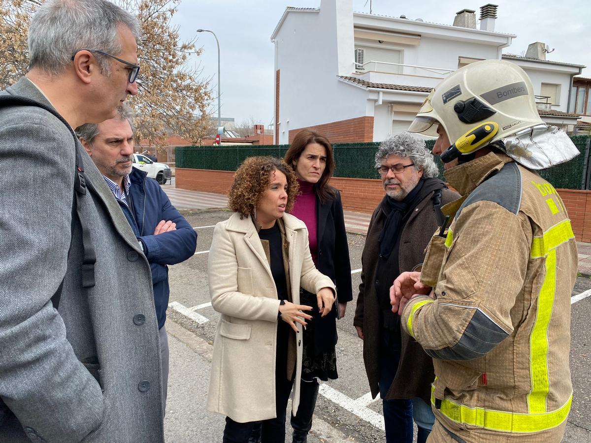 Laia Cañigueral amb el director dels serveis territorials a la zona del foc.