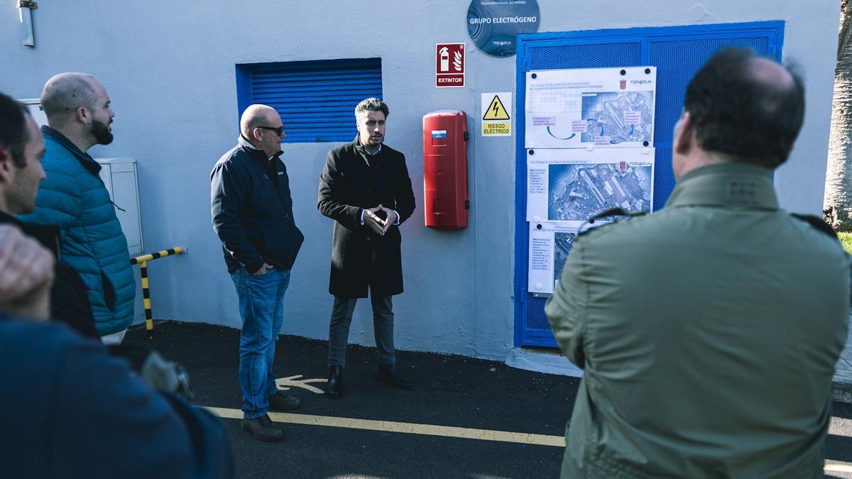 Visita del alcalde Luis Yeray Gutiérrez a la estación de Punta del Hidalgo.