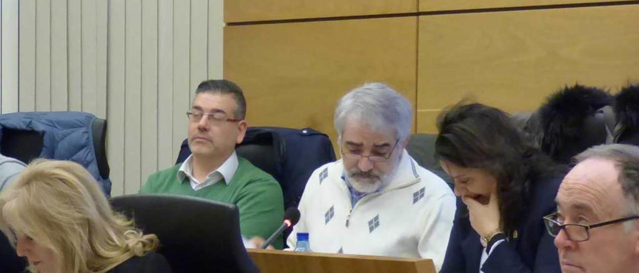 Beatriz Polledo y José Cristóbal Lapuerta hablan durante el Pleno; a su lado, Seoane, y, a la derecha, en primer término, Eduardo Martínez Llosa, portavoz de Foro.