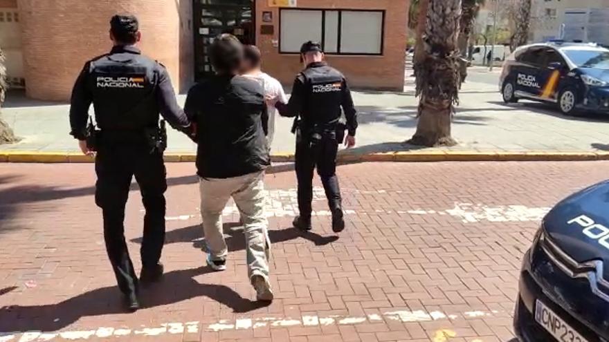 Traslado de dos de los detenidos