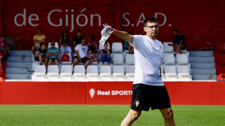 Asier Garitano, dirigiendo uno de los entrenamientos del Sporting en Mareo.