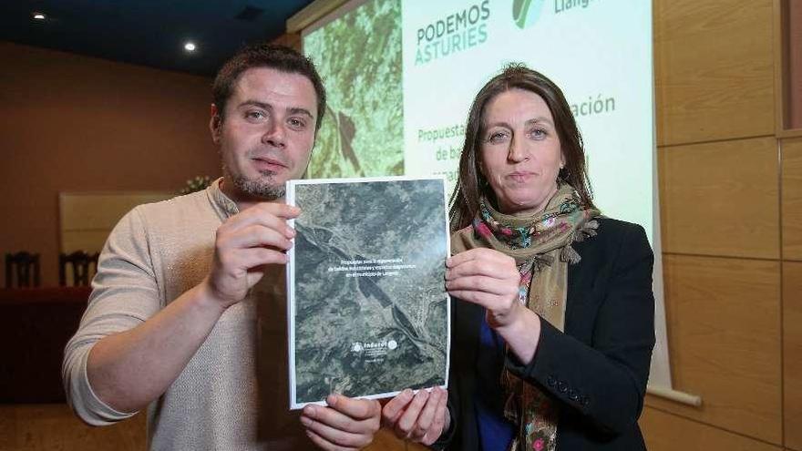 Elías López y Lorena Gil, ayer, presentando el documento encargado al Indurot.