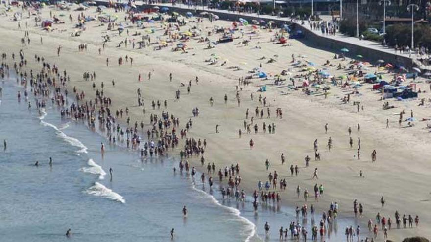 Playa de Samil, esta mañana. // Marcos Canosa