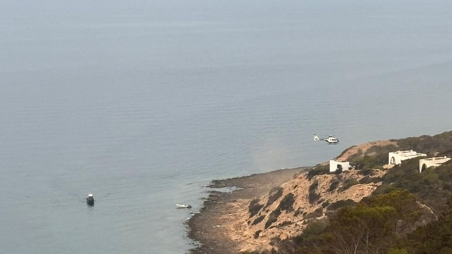 Graban la llegada de una patera a Formentera y la huida de los migrantes por tierra