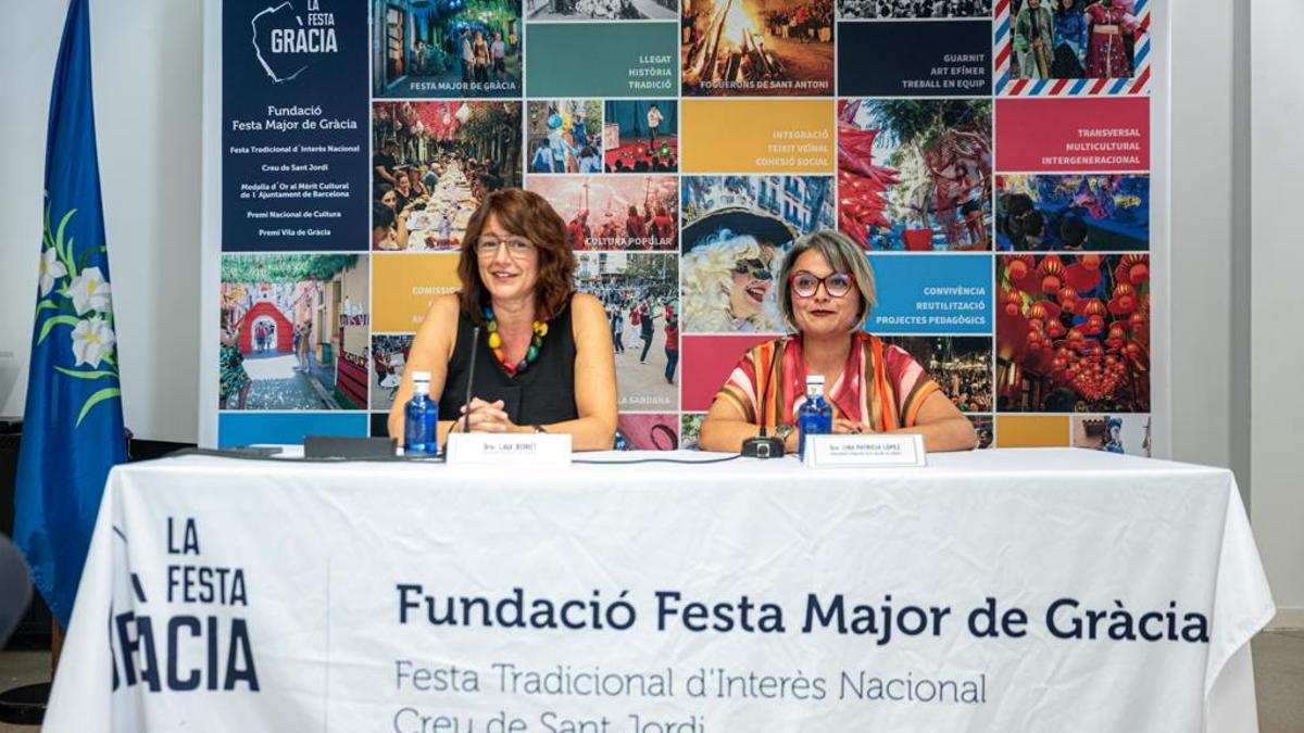 La teniente de alcaldía Laia Bonet y la presidenta de las fiestas, Lina López, presentando las principales novedades de las fiestas de Gràcia 2023
