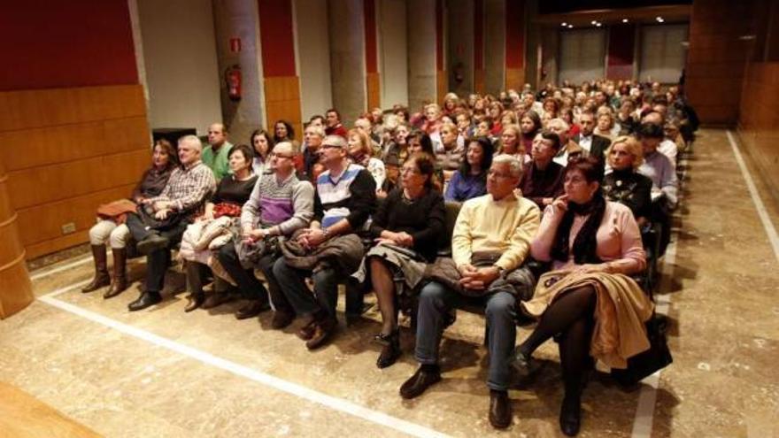 Aspecto del público que acudió a la conferencia en el Auditorio Municipal do Areal.  // José Lores